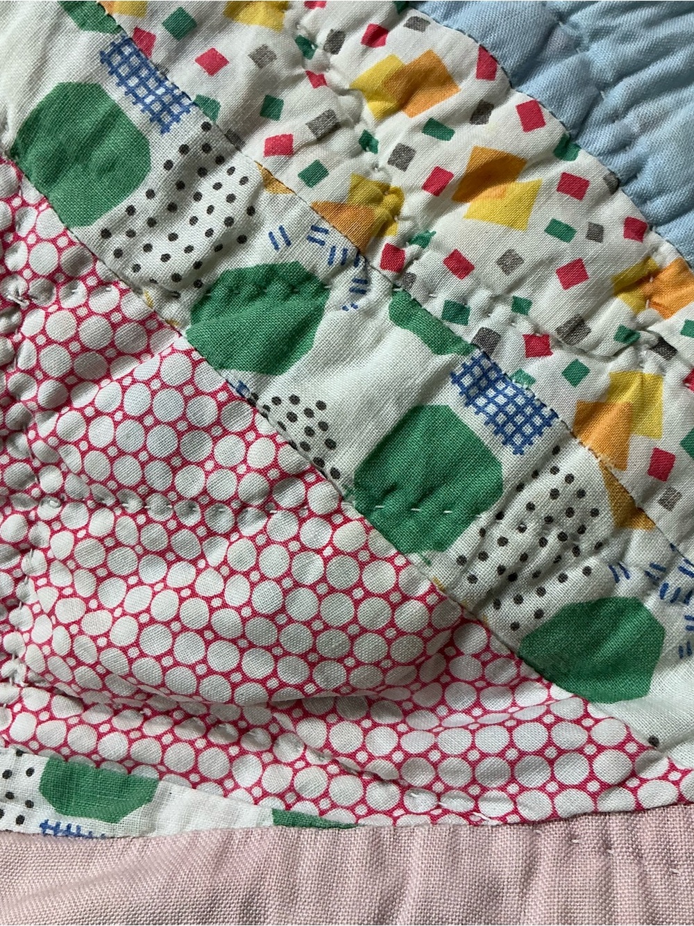 Vintage 1930s/40s hand stitched pale pink patchwork quilt 66x77 USA made - Picture 5 of 12
